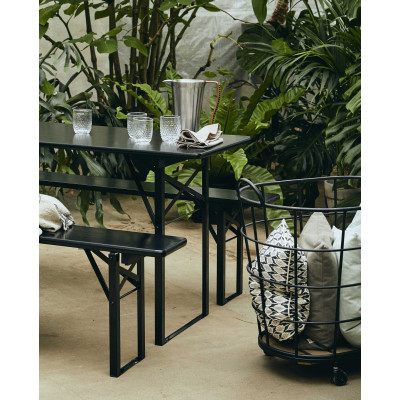 Кошница за пазаруване в центъра на града на колела