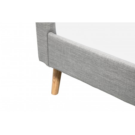 Skandinavischer Bettrahmen Bjorn mit Stoffbezug und Holzfüßen