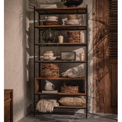 Gliedern Sie den offenen Kleiderschrank