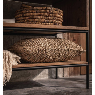 Gliedern Sie den offenen Kleiderschrank