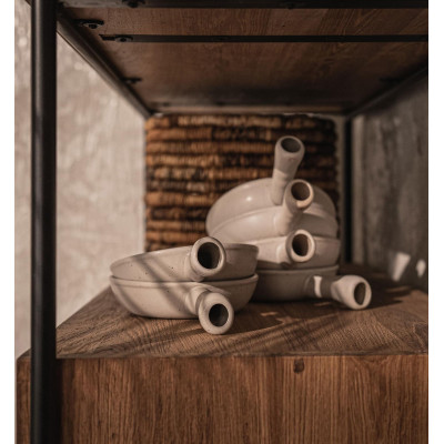 Gliedern Sie den offenen Kleiderschrank