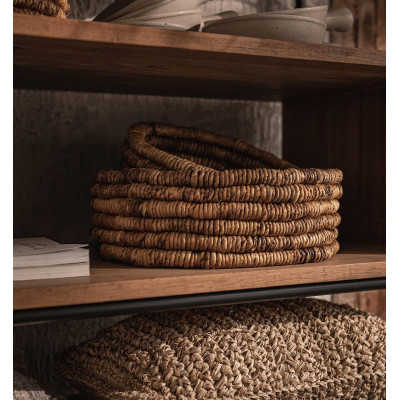 Gliedern Sie den offenen Kleiderschrank