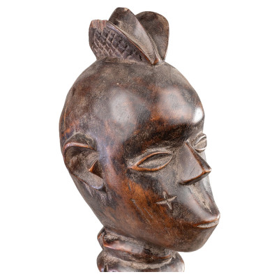Weibliche Skulptur mit verlängertem Hals