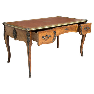 Louis XV-skrivebord med lysebrun bordplade