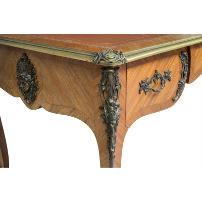 Louis XV-skrivebord med lysebrun bordplade