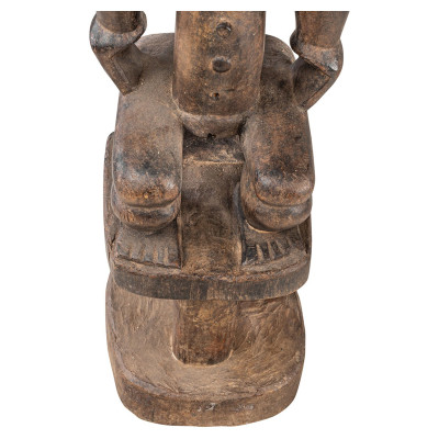 Pistikutega Attye figuurskulptuur