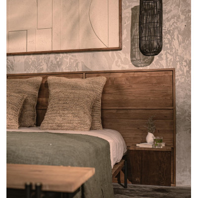 Cama contorneada con mesita de noche