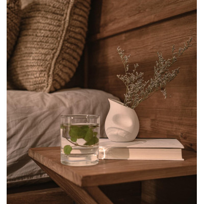 Cama contorneada con mesita de noche