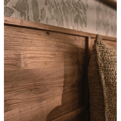 Cama contorneada con mesita de noche