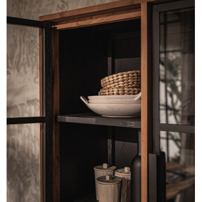 Outline cabinet with 4 doors and 1 shelf