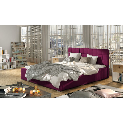 Ampio letto con struttura in metallo