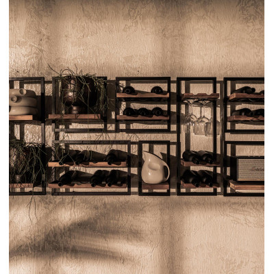 D tipa vīna plaukts ar stikla turētāju