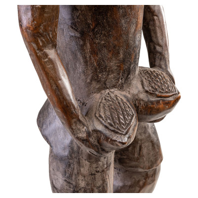 Vrouwelijke sculptuur met verlengde hals