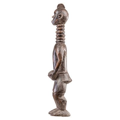 Escultura feminina com pescoço estendido