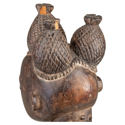 Escultura de figura Attye