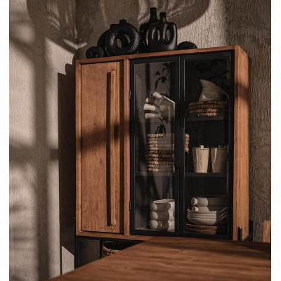 Schiță dulap cu 3 uși și 2 pahare