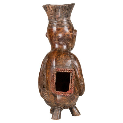 Sculptură feminină în cutie