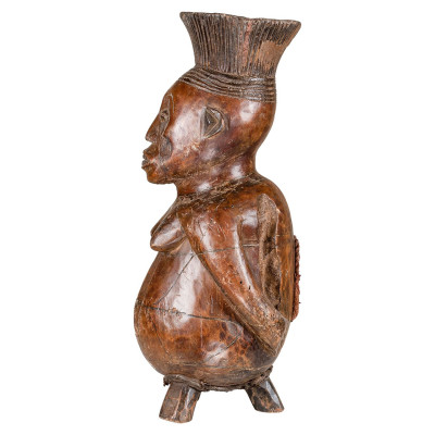 Sculptură feminină în cutie