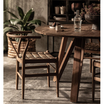 Hantverkare runt matbord