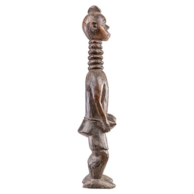 Kvinnlig skulptur med förlängd hals