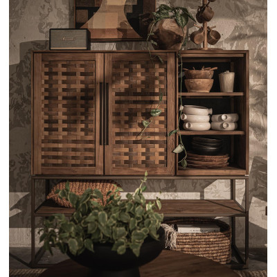 Karma skrinka s dverami 2, zásuvkami 3 a stojanom 1