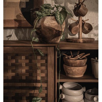 Karma skrinka s dverami 2, zásuvkami 3 a stojanom 1