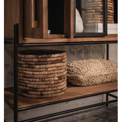 Obrys skriňa s 3 dverami a 2 poháre