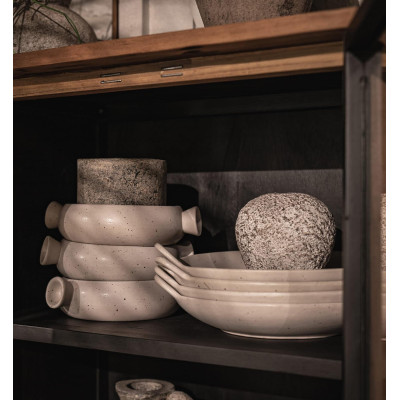 Obrys skriňa s 3 dverami a 2 poháre